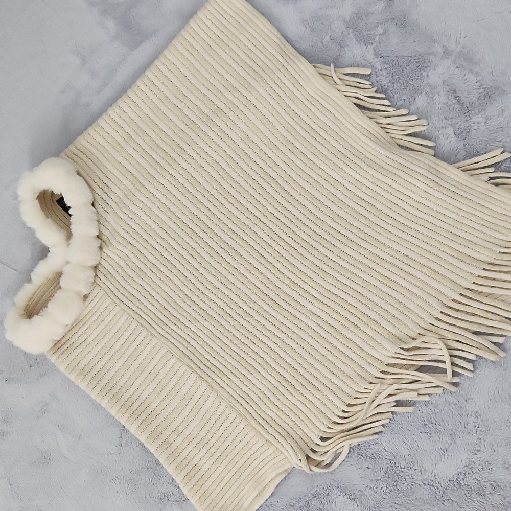 Ana & Rose cream colored poncho sweater with fur collar - Picture 5 of 9